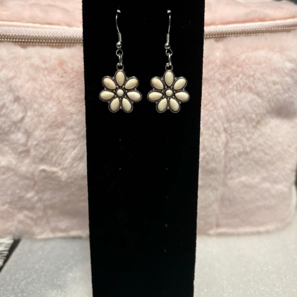 Cream Flor - Flower Earrings